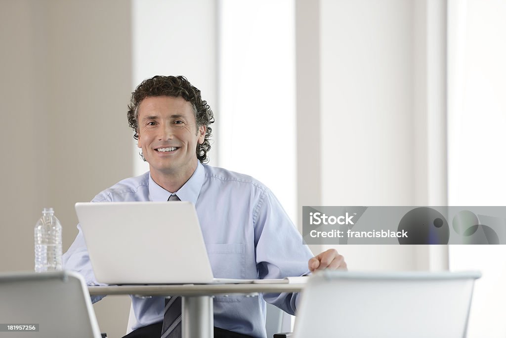 Uomo d'affari che lavorano su computer portatile - Foto stock royalty-free di Abbigliamento da lavoro