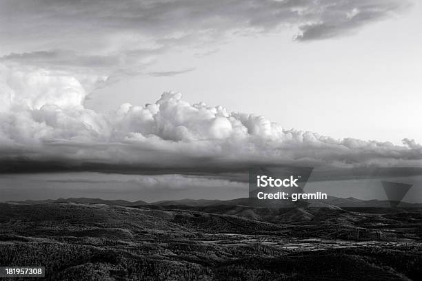 ストーム赤外線日没後のカルストの丘 - なだらかな起伏のある地形のストックフォトや画像を多数ご用意 - なだらかな起伏のある地形, カルスト地帯, スロベニア