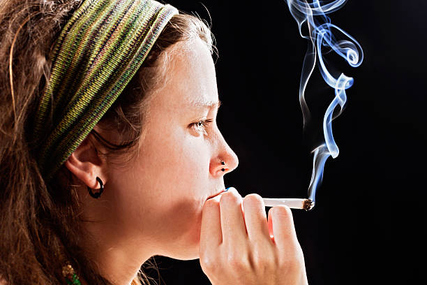 bonita jovem hippie tem um toke de marjiuana - handroll imagens e fotografias de stock