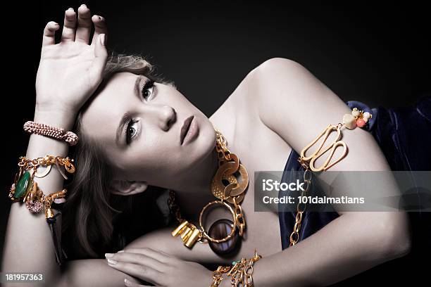 Sensual Moda Modelo Con Joyas De Oro Foto de stock y más banco de imágenes de A la moda - A la moda, Accesorio personal, Acostado