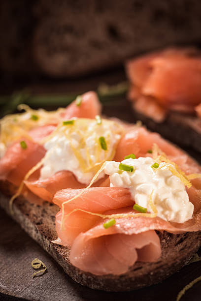 sandwich al salmone affumicato - smoked salmon salt healthy lifestyle cold foto e immagini stock