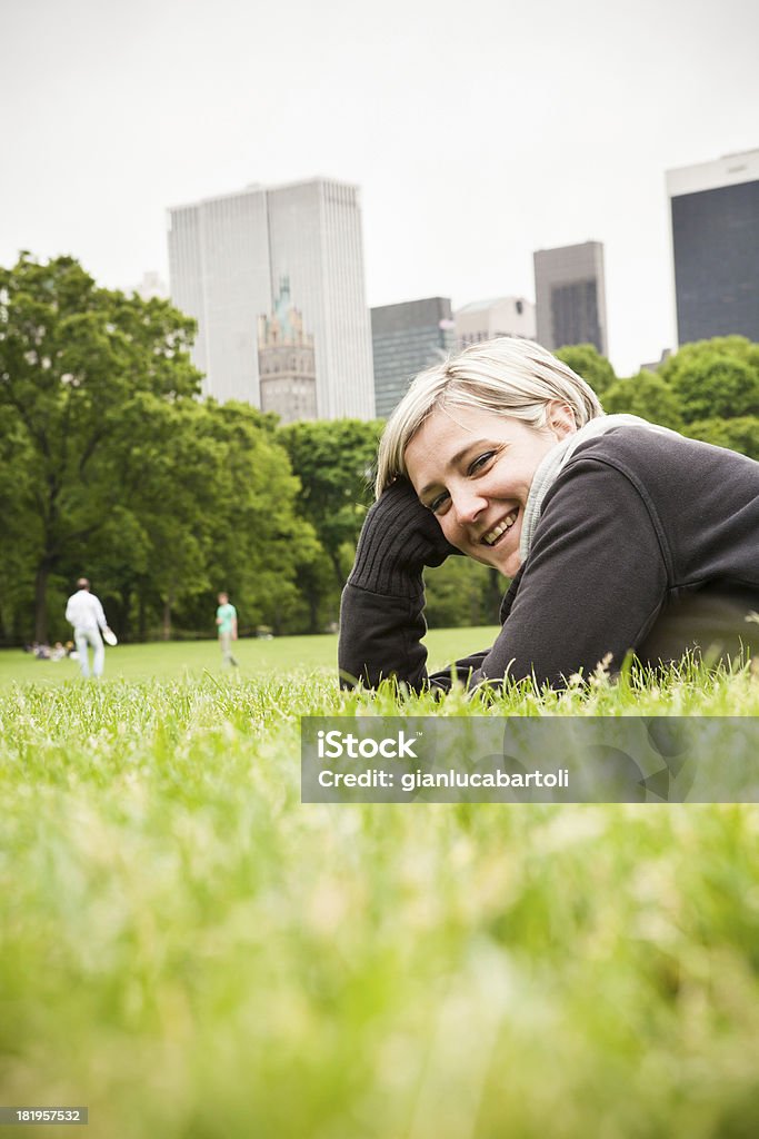 Hermosa Chica joven sonriente en un entorno Natural - Foto de stock de Acostado libre de derechos