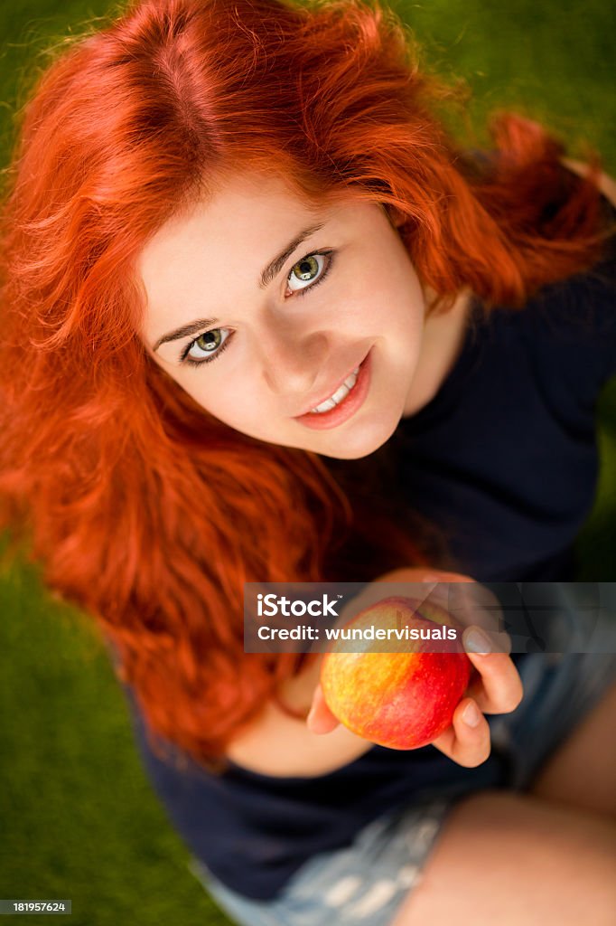 可愛らしい赤毛は、リンゴを食べる - オーガニックのロイヤリティフリーストックフォト