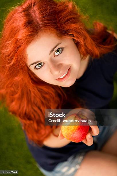 뽀샤시 빨간 머리 사과를 먹고 3가지 개체에 대한 스톡 사진 및 기타 이미지 - 3가지 개체, 건강한 생활방식, 건강한 식생활