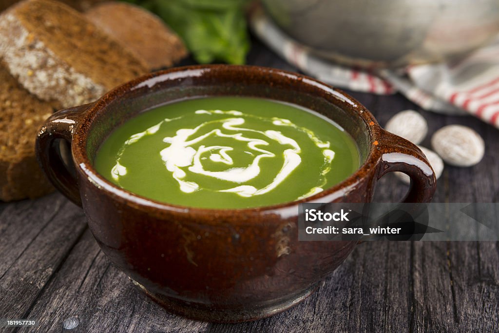 Зеленый суп в миску на деревенском стиле таблицы - Стоковые фото Comfort Food роялти-фри