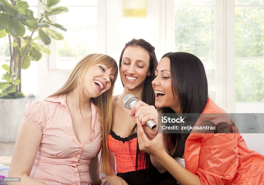 Retrato de tres Chica canta con micrófono - Foto de stock de Adulto libre de derechos