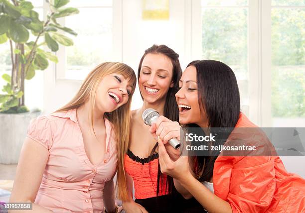 Retrato De Tres Chica Canta Con Micrófono Foto de stock y más banco de imágenes de Adulto - Adulto, Adulto joven, Alegre