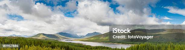 Grande Céu Sobre Highland Montanha Lago E Floresta Glen Escócia - Fotografias de stock e mais imagens de Ao Ar Livre