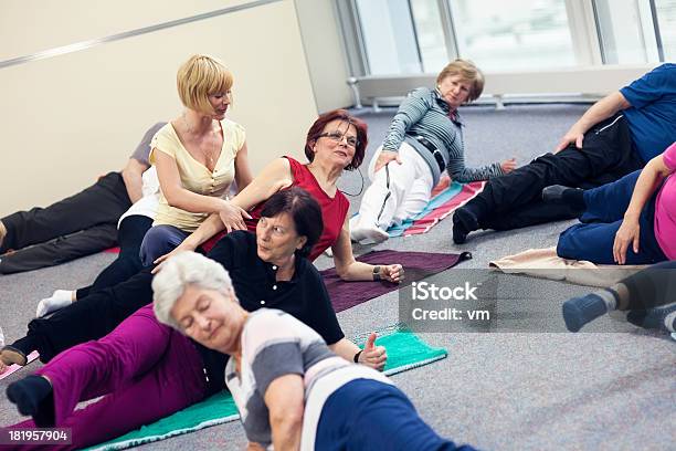 Seniores A Fazer Exercícios De Estiramento - Fotografias de stock e mais imagens de 60-64 anos - 60-64 anos, 65-69 anos, 70 anos