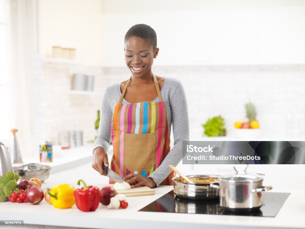 Junge afroamerikanische Frau vorbereiten köstliches Mittagessen - Lizenzfrei Garkochen Stock-Foto