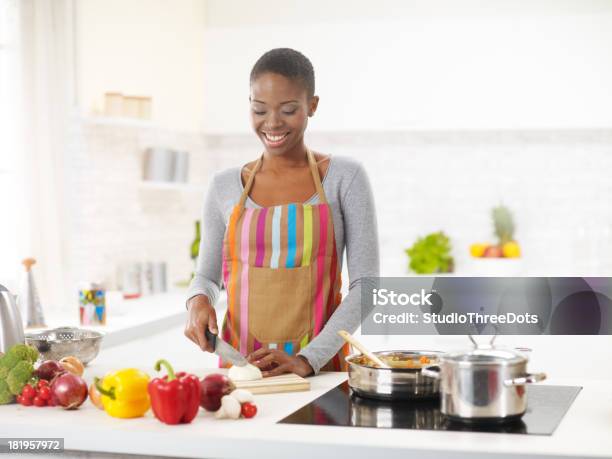 Junge Afroamerikanische Frau Vorbereiten Köstliches Mittagessen Stockfoto und mehr Bilder von Garkochen