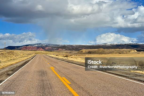 Strada Wyoming - Fotografie stock e altre immagini di Ambientazione esterna - Ambientazione esterna, Ampio, Asfalto