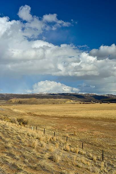 пустыня высоких равнин, вайоминг - wyoming landscape american culture plain стоковые фото и изображения