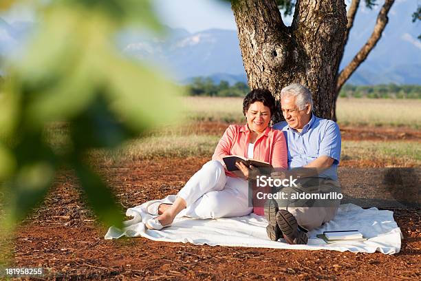 Foto de Lindo Sênior Casal Relaxando Na Natureza e mais fotos de stock de 50 Anos - 50 Anos, 60 Anos, Abraçar