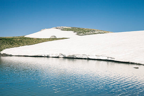 lac de montagne en italie-marches - absence abruzzi ascoli piceno awe photos et images de collection