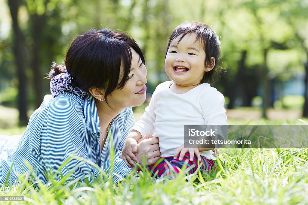 Счастливая Мать и ребенок мальчик - Стоковые фото Азиатского и индийского происхождения роялти-фри