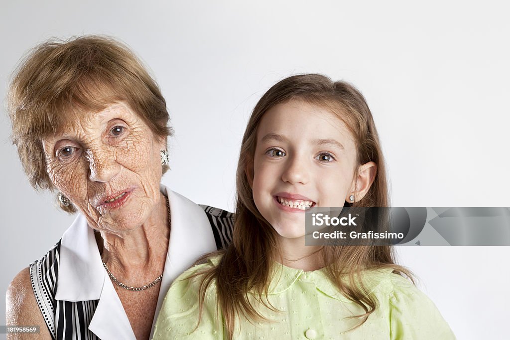 Carina bionda bambina con il suo grande Nonna - Foto stock royalty-free di 4-5 anni