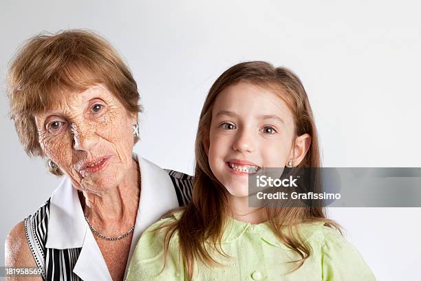 Carina Bionda Bambina Con Il Suo Grande Nonna - Fotografie stock e altre immagini di 4-5 anni - 4-5 anni, 70-79 anni, 80-89 anni