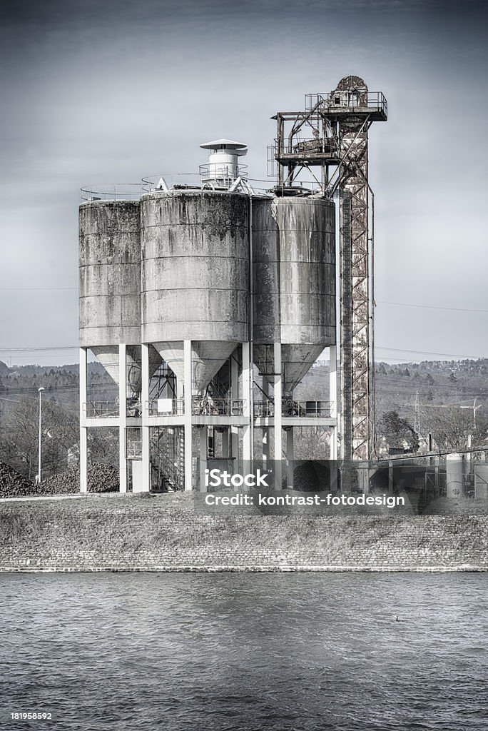 Cimento velho silos - Foto de stock de Amarelo royalty-free