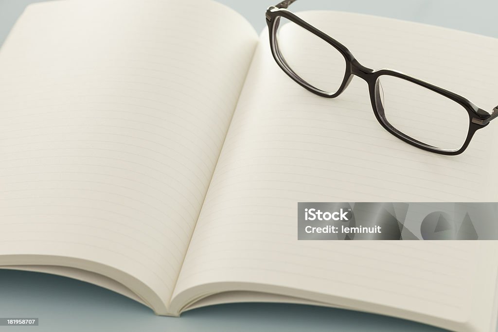 Bocina-gafas con marco grueso y portátil - Foto de stock de Blanco - Color libre de derechos