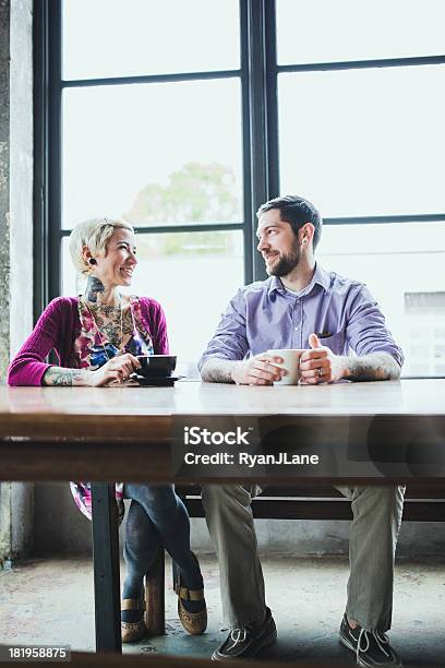 Pareja Reunión En La Cafetería Foto de stock y más banco de imágenes de A la moda - A la moda, Acogedor, Adulto