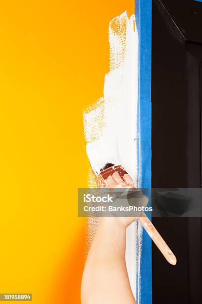 Pittore Taglio In Vernice Bianca Accanto Al Nastro Blu - Fotografie stock e altre immagini di Nastro adesivo