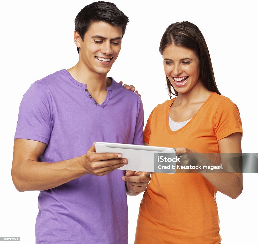 Счастливая пара с помощью цифровой планшет-изолированные - Стоковые фото Планшетный компьютер роялти-фри