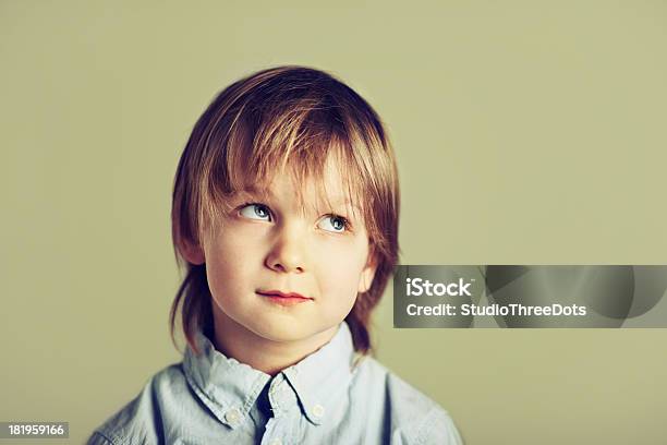 Mały Chłopiecs Myśli - zdjęcia stockowe i więcej obrazów 4 - 5 lat - 4 - 5 lat, Blond włosy, Błękitne oczy