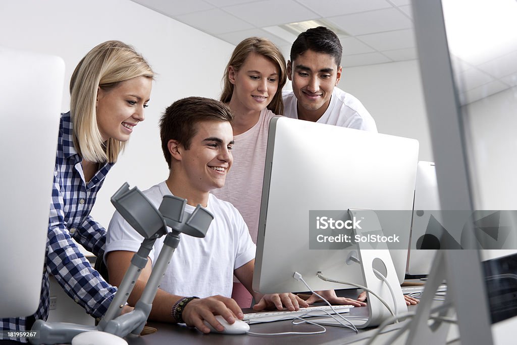 Adolescenti utilizzando un computer - Foto stock royalty-free di Adolescente