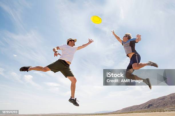 Saltare Per Prendere Il Frisbee - Fotografie stock e altre immagini di Disco volante - Disco volante, Sport, Afferrare