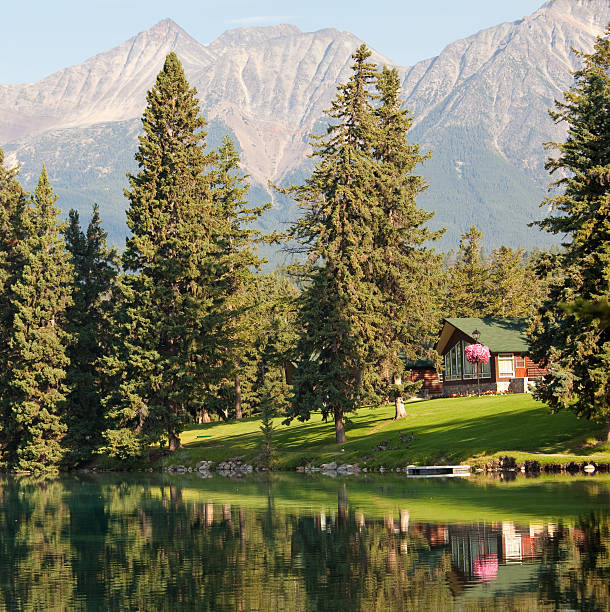 chalet au bord du lac - canada alberta mountain mountain range photos et images de collection