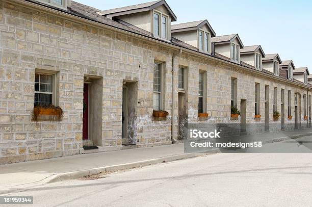 Calcare Rowhouses - Fotografie stock e altre immagini di Guelph - Guelph, Ontario - Canada, Bordo del marciapiede