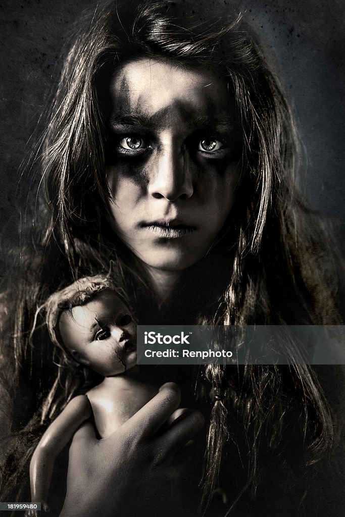 Sale petite fille tenant la poupée suspense - Photo de Fantasmagorie libre de droits