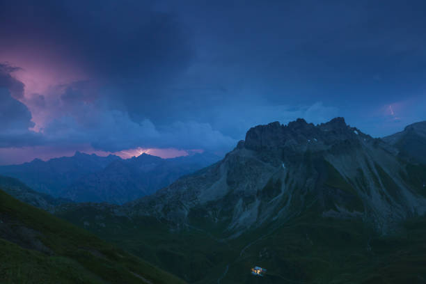 gewitter mit blitz über den lechtaler alpen - lechtaler alps stock-fotos und bilder