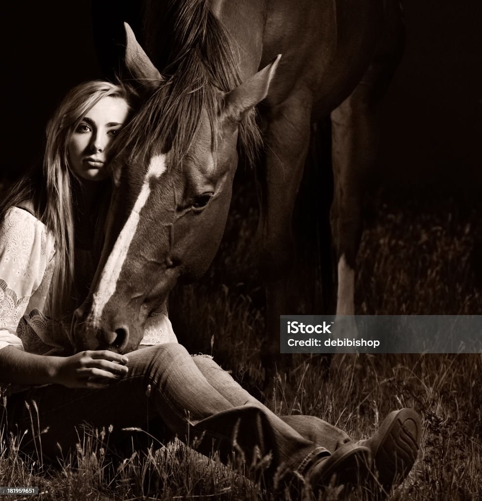 Cavalo com cabeça para baixo Afocinhando Mulher bonita preta & branco - Foto de stock de Cavalo - Família do cavalo royalty-free