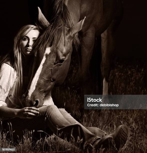 Foto de Cavalo Com Cabeça Para Baixo Afocinhando Mulher Bonita Preta Branco e mais fotos de stock de Cavalo - Família do cavalo