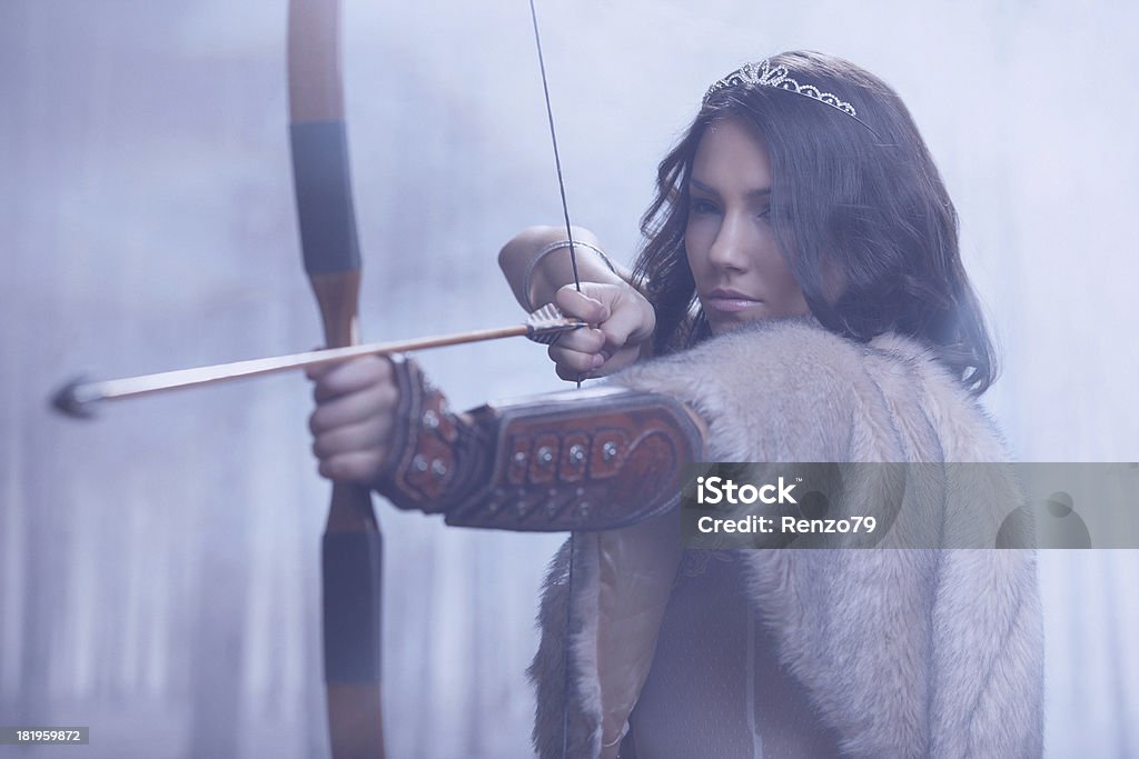 Misteriosa donna Archer - Foto stock royalty-free di Donne