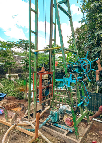 forage de puits d'eau souterraine. - borehole construction environment boredom photos et images de collection