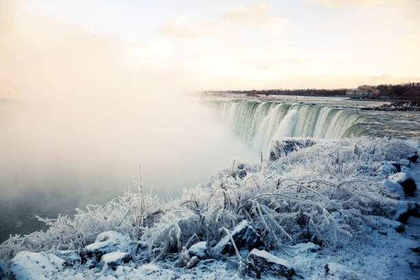 winter niagara falls - niagara river niagara falls heat haze fog stock-fotos und bilder