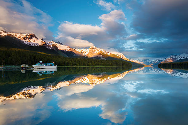 tramonto mozzafiato del lago maligne - lago maligne foto e immagini stock