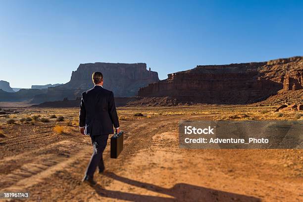 Photo libre de droit de Homme Daffaires Dans Le Désert Aride À Quelques Minutes Avec Portedocuments banque d'images et plus d'images libres de droit de Admirer le paysage