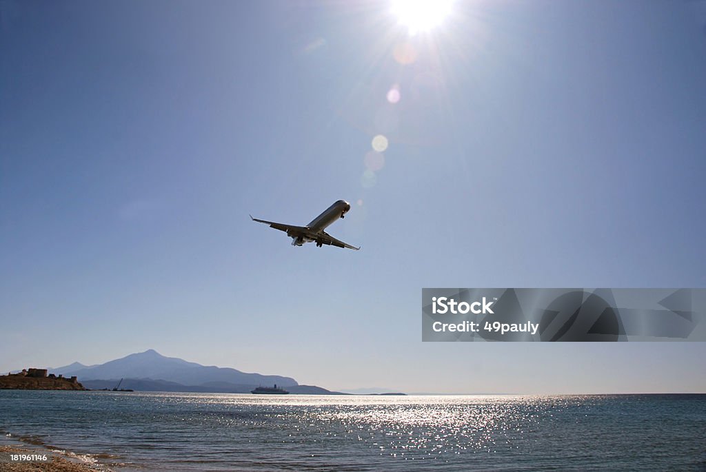 Avión de pasajeros empezar frome la isla de Samos. - Foto de stock de Samos libre de derechos