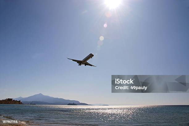 Avión De Pasajeros Empezar Frome La Isla De Samos Foto de stock y más banco de imágenes de Samos - Samos, Aire libre, Avión