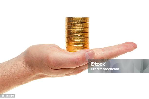 Hand Holding Stack Von Schokoladenmünzen Stockfoto und mehr Bilder von Bezahlen - Bezahlen, Ersparnisse, Finanzen