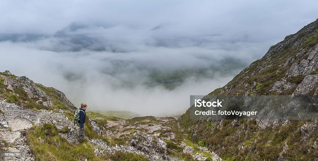 Chica en senderos de montaña de excursionistas por encima de las nubes - Foto de stock de Camino libre de derechos