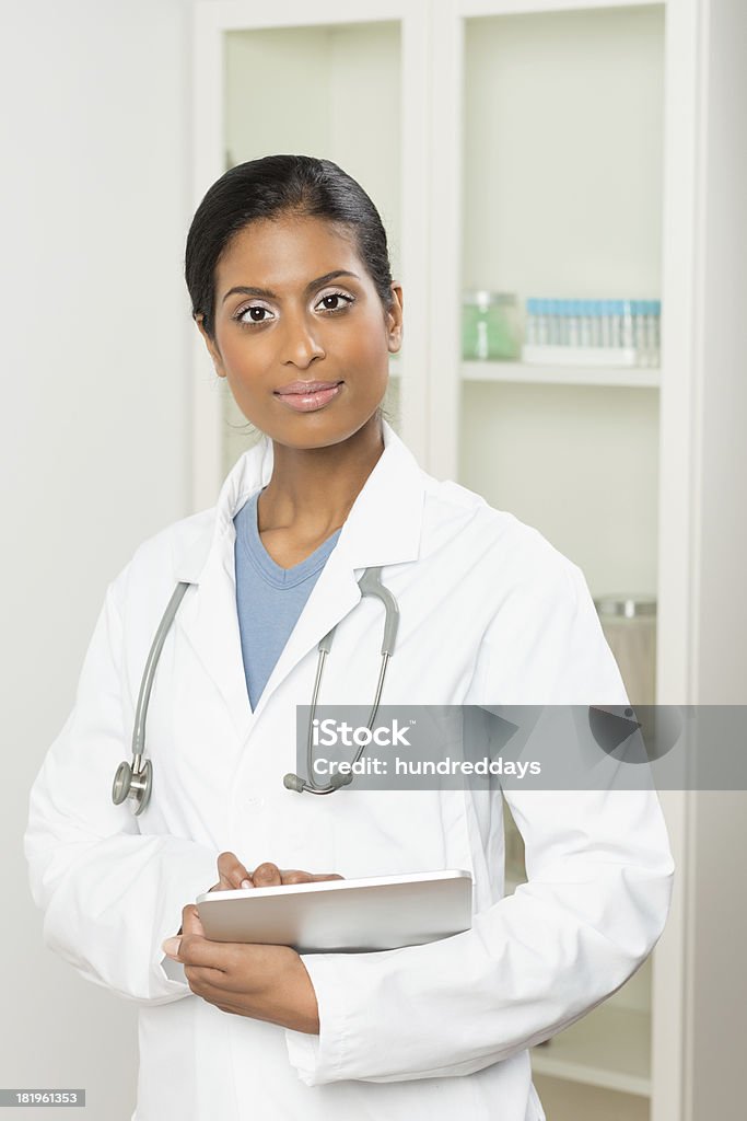 Feminino médico escrever no Bloco de notas - Royalty-free Doutor Foto de stock