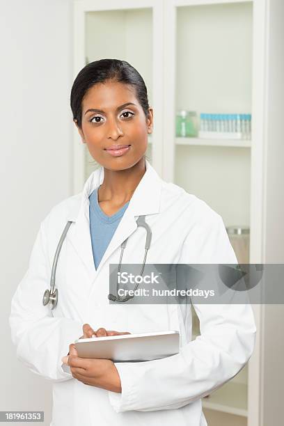 Feminino Médico Escrever No Bloco De Notas - Fotografias de stock e mais imagens de Doutor - Doutor, Tablet digital, 30-39 Anos