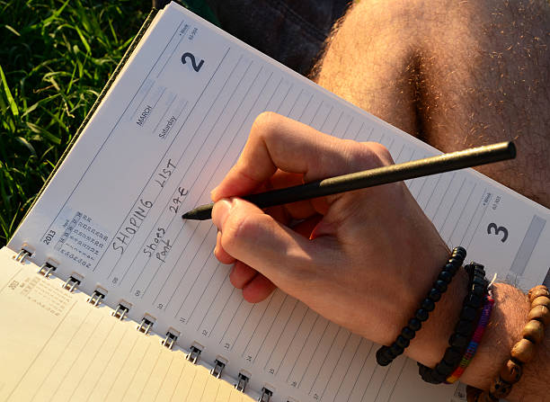 Joven escribiendo en el césped - foto de stock