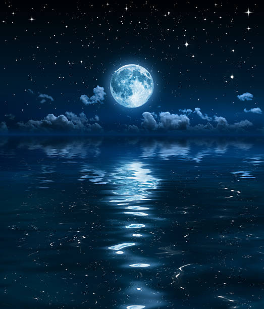 супер луна и облака в ночь на море - poetic стоковые фото и изображения