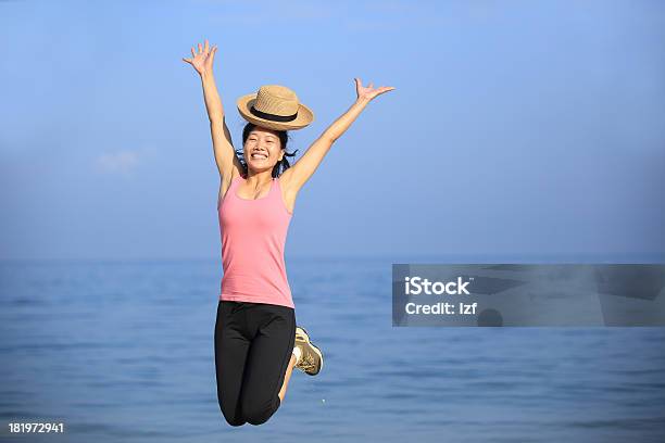 Young Asian Mujer Salto De Vacaciones En La Playa Foto de stock y más banco de imágenes de Actividad - Actividad, Adulto, Adulto joven